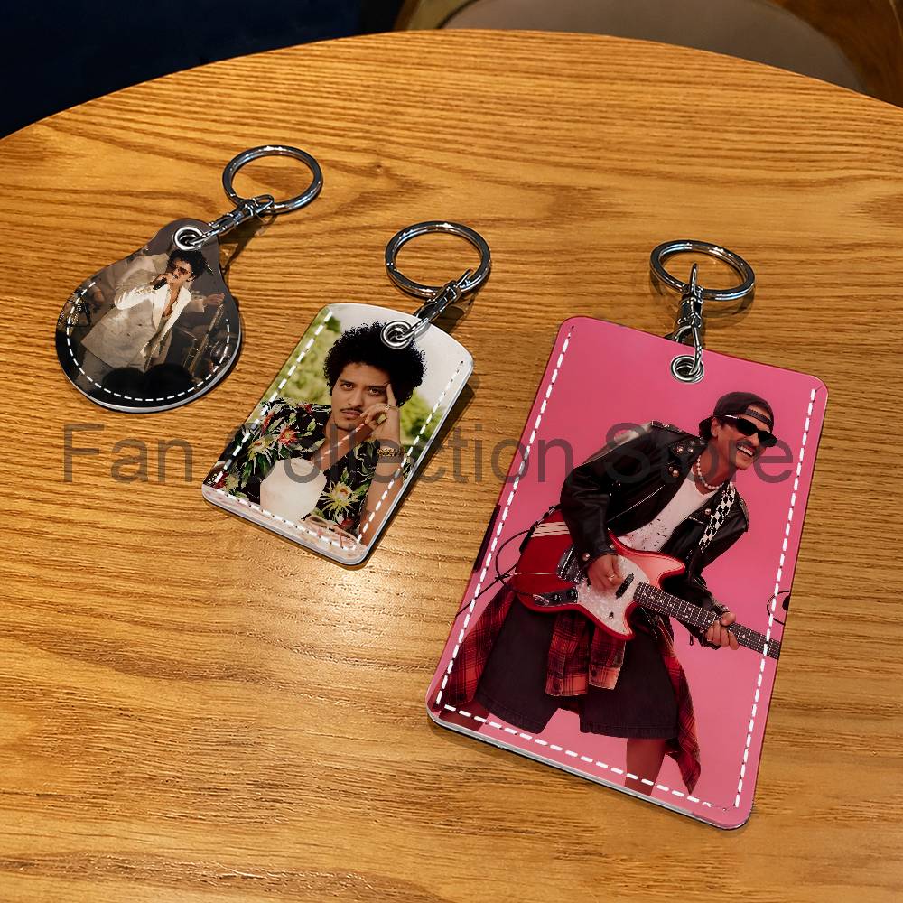 Singer B-Bruno Mars The Romant - Airtag Holder Case recension och pris